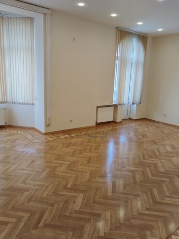 Ofislər: Elmlər metrosunun yaxınlığında yerləşən 160 kv.m sahəsi olan 6 otaqlı — 21