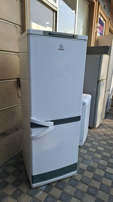 indesit soyuducu: İşlənmiş 2 qapılı Indesit Soyuducu Satılır, rəng - Ağ, Təkərli