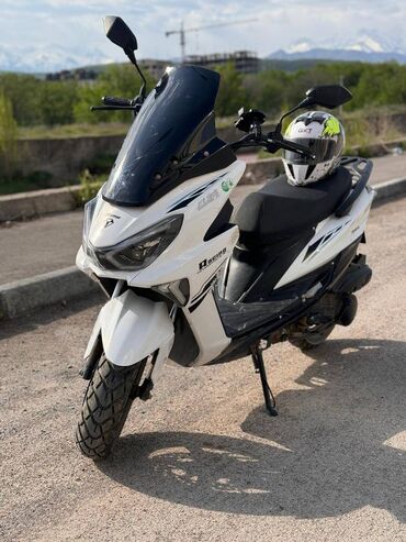 Мотоциклы и мопеды: Скутер (мопед) Стронг 150 кубов в отличном состоянии. Пробег 2200 км
