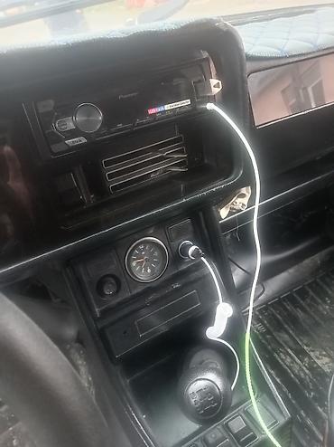 maşın vaz: VAZ 2107, ağ rəng, 4 qapılı sedan. Xüsusiyyətlər: - Mexaniki sürətlər — 3