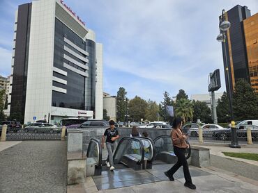 kiraye magaza: 28 may metro çıxışı, Kapital bank və Milli bankdan, HeydərƏliyev