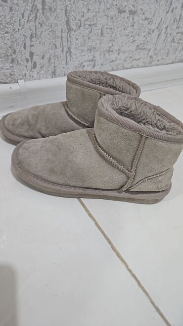 qaçış üçün qadın krosovkaları: Qısa boğazlı qış çəkmələri (ugg tipli) - Rəng: boz-bej (taupe) -