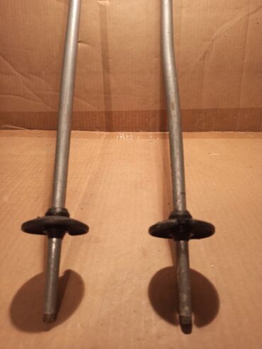 Oprema za skijanje: Četiri para skija različitih dužina i stanja. Detaljnije u — 12