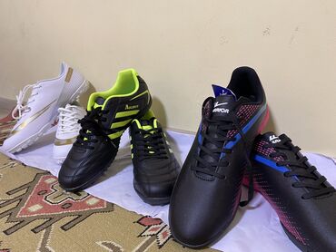 Бутсы: Футбольные кроссовки Чёрный с розовым узором -2’800 сом Чёрный с