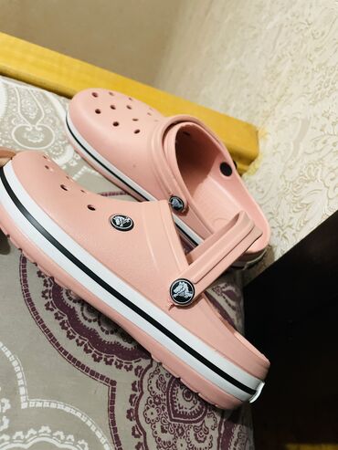 Ayaqqabılar: Original crocs. Rusiyadan alinib. Baha alinib. Yenidi. 40 razmerdi