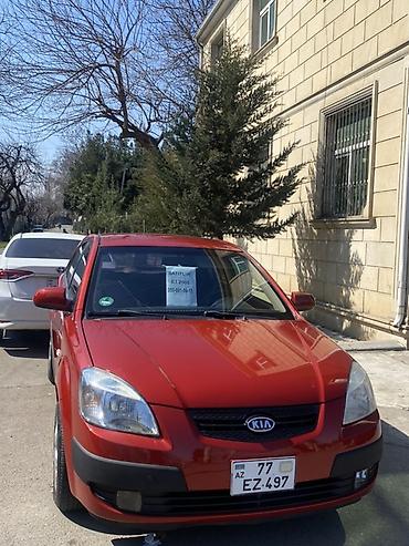 kia rio satışı: Kia Rio hatchback (qırmızı rəng), 5 qapı, AZ dövlət nömrə nişanı — 1