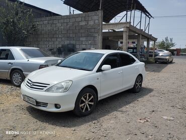 купить маленькую машину недорого: Белый седан Toyota Allion, оснащенный четырехдверным кузовом, идеально