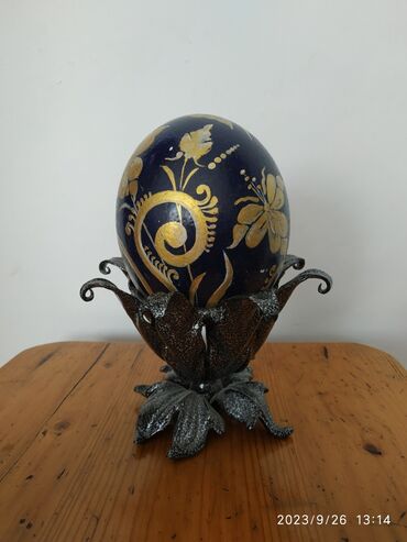 домашние яйца: Продаю декаративное расписное страусиное яйцо в кованной подставке