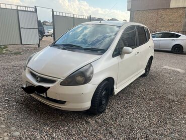Honda: Продается Honda Fit белого цвета. Компактный и экономичный автомобиль