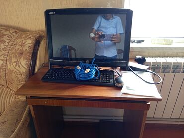 notbu: Fərdi kompüter dəsti, Acer monitor, klaviatura və siçan ilə birlikdə