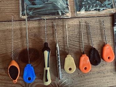 Рыболовная оснастка: Большой набор карповых снастей и аксессуаров + 2 сумки-органайзера — 12