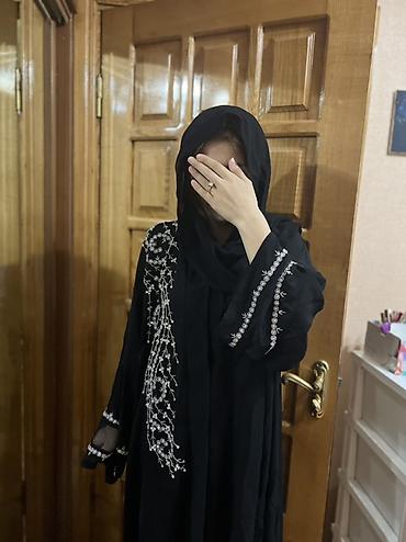 is batinka: Qara abaya – incə bəzəkli.Yenidir.Üzerinde baş örtüsü və kəməri var — 6