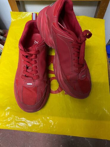 обувь zara: Продаю красные кроссовки фирмы ZARA б/у в очень хорошем состоянии 42