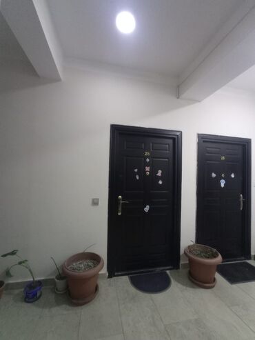 Uzunmüddətli kirayə mənzillər: Mənzilin təsviri - Geniş, ensiz planlı mətbəx: ağac teksturalı üst və — 4