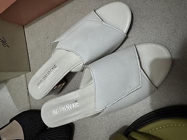 Босоножки, сандалии, шлепанцы: Две пары женских шлёпанцев. 1) Белые мюли JING PIN NV XIE - Размер — 2