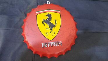 Ferrari: "Ferrari" yazılı, qapaq şəkilli metal lövhə. Yenidir. Diametri: 35sm — 7