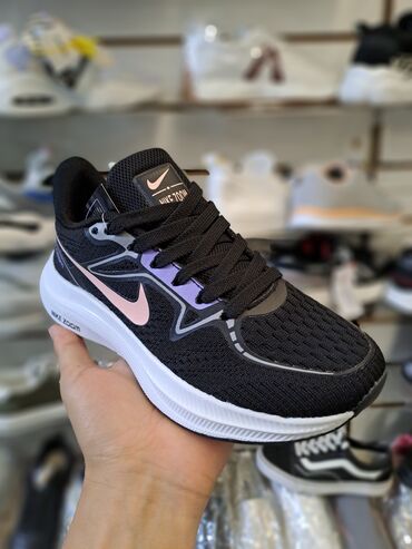 женские кроссовки 39: Nike zoom

Размер 36.37.38.39.40
