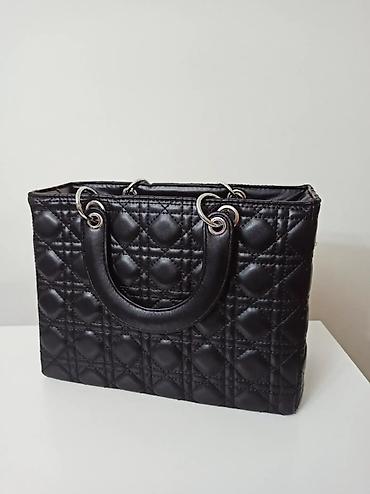 zlatni lanac 3 pa 1: 🖤 Elegantna crna torba sa prošivenim detaljima i srebrnim metalnim — 2