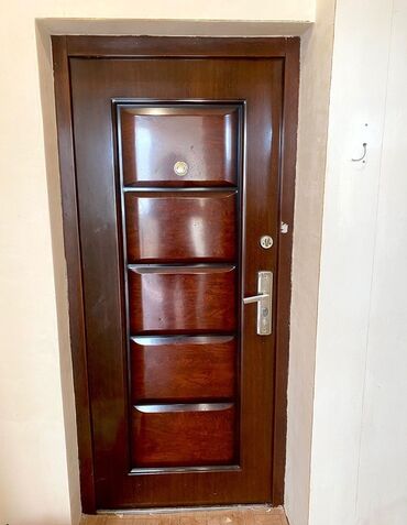 Döşəmə: Metaldan gücləndirilmiş giriş qapısı – qəhvəyi ağac fakturalı dekor