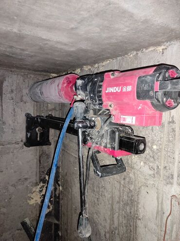 Сверла: Бурильная установка красного цвета с алмазной коронкой. Предназначена — 4