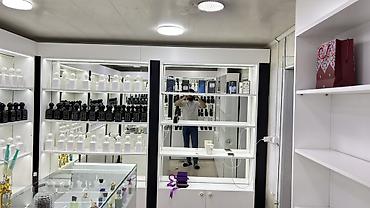 parfüm vitrini: 170 cesid yag top ve delux keyfiyyetde. Her biri ortalama 50/100ml — 4