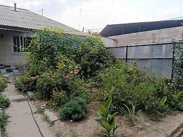 Продажа полдома: Продается пол дома. Район ГЭС-2. Участок по документам 5 сот. Рядом — 13
