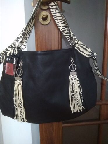 кожанный сумка: Новая кожанная вместительная сумка черного цвета. Спереди два