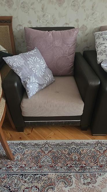bellona divan: Divan kreslo Bellona mebelden alinib 1 qolunda cuzi difekti var acilan — 6