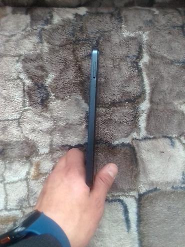 usb data modem: Smartfon – arxa tərəfində üçlü kamera modulu, ortada LED flaş. Kamera — 2