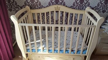 постельное белье детское полуторное: Детская кроватка-качалка кремового цвета. - Классический дизайн с