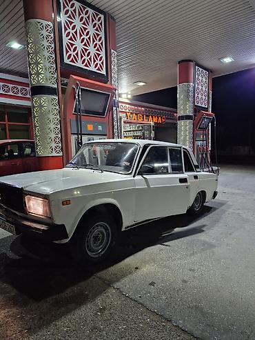 balaca maşın: Lada 2107, ağ rəngli sedan. Xüsusiyyətlər: yungul xerclerı var — 2