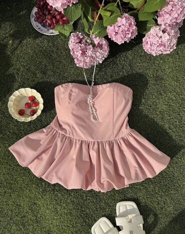 Köynək və bluzalar: Çiyinləri açıq, çəhrayı rəngli bu peplum topu, genişlənmiş ətəyi