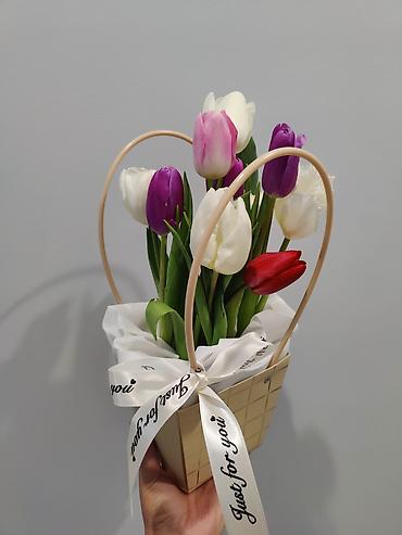 Букеты из живых цветов: Мини-композиция из тюльпанов в корзиночке - Состав: свежие тюльпаны — 2