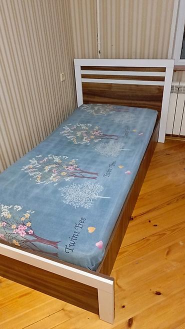 Çarpayılar: İki ədəd tək nəfərlik çarpayı dəsti - Ölçü: təxmini 90x200 sm (hər — 1