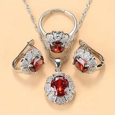 Ostali nakit: Lanac sa priveskom,minđuše i prsten (podesiv)
Cena:1900din — 4