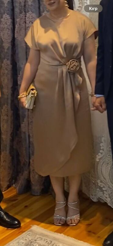 Toy paltarları: 1 dəfə geyinilib 110 m tikdirilib, 30 m satiram. M/L ölçüdür