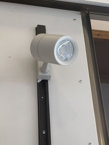 isdilik sistemi: Ağ rəngli silindrik formalı proyektor lampası. Bu lampa, divara və ya