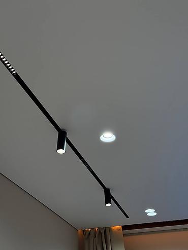 Трековые светильники и споты: Все элементы работают вместе: свет, линии потолка и ниши. За счёт — 3