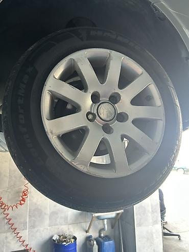 07 masin: Volkswagen orijinal 15" yüngül lehimli disklər və şinlər komplekti — 5