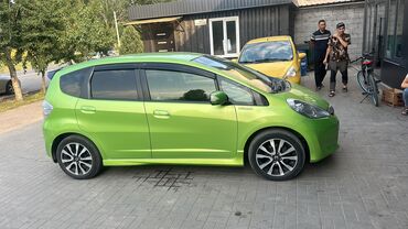 срочно продаю нужны деньги очень срочно: Honda Fit: 2012 г., 1.3 л, Вариатор, Гибрид, Хэтчбэк