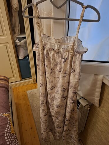 Gündəlik donlar: Ağ rəngdə, qara çiçək naxışlı, uzunqol qadın midi donu. Donun V — 18