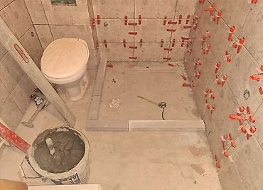 Građevinarstvo i rekonstrukcija: Profesionalni keramičar radi postavljanje svih vrsta pločica oblaganje — 5