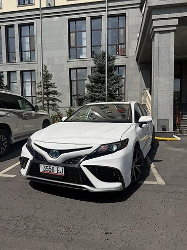 byd e6: Toyota Camry: 2023 г., 2.5 л, Автомат, Гибрид, Седан — 1
