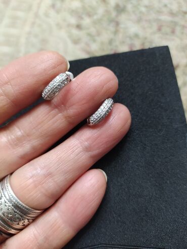 серебрянный перстень in Кыргызстан | ЛОМБАРДЫ, КРЕДИТЫ: Миниатюрные серебряные серьги с фианитиками,скромные, подойдёт к