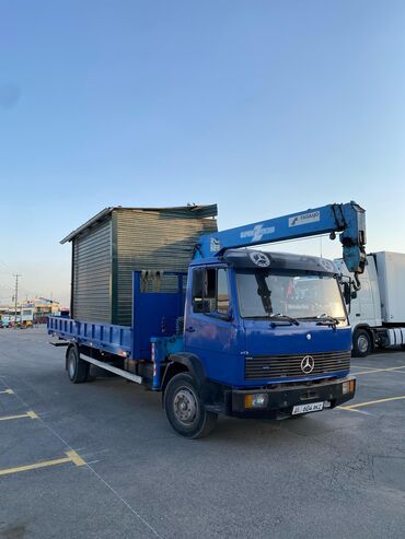 кузов сельхозник: Грузовой автомобиль Mercedes-Benz синего цвета, оснащённый