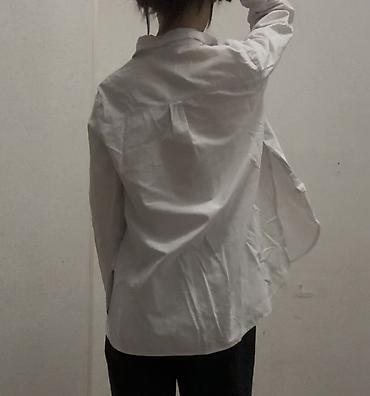oversize: Белая базовая рубашка свободного кроя. С разрезами по бокам. Размер — 1