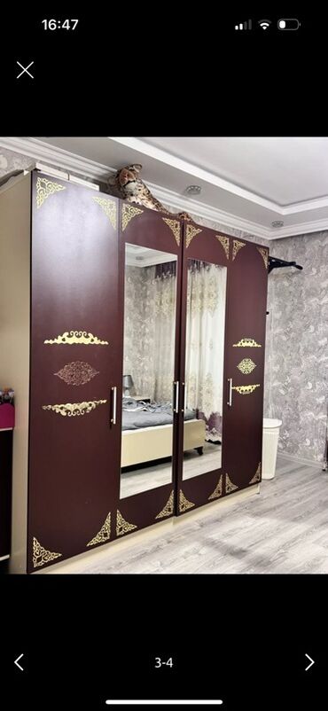 Kulonlar: Açılan, 3 qapılı Düz dolab, Şifonyer