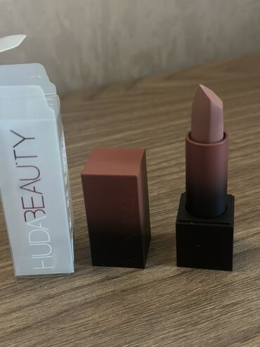 Dodaq boyası, Huda Beauty, Yeni, Ünvandan götürmə