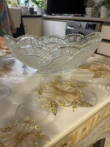 Çaydanlar və qəhvədanlar: Oval formalı, qabartma naxışlı, şəffaf kristal meyvə qabı. Kənarları