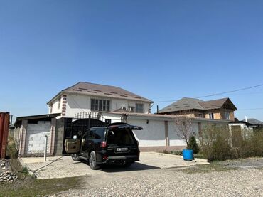 пригородное дом: Продаётся двухэтажный жилой дом с огороженным двором и благоустроенной